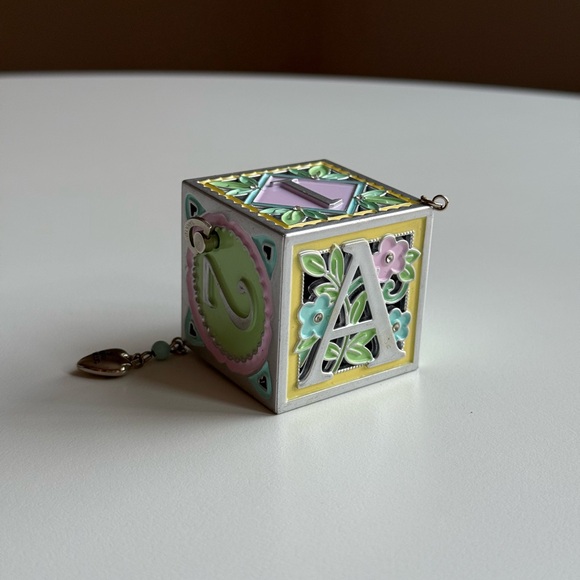 Sankyo Vintage Musical Baby Block Keepsake Cube Wind-Up Charm Pastel Metal 2"x2" - Picture 5 of 8